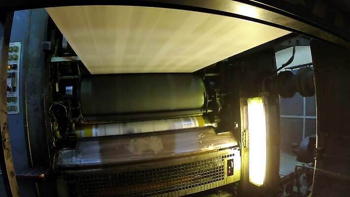 산업 종이 컨셉 비즈니스 공장 문구용품 주택 타이포그라피 사람없음 아웃포커스 경제 환경 상점 기계 장비 흰색 업무 신문 오르간 잡지 인쇄 묘사 오브젝트 무역 상업 롤 언론 얼레 출판 4K MP4 해외동영상 클립영상 문자 컬러 공업 촬영기법 건물 간행물 작업 뉴스 건반악기 동영상 파일형식