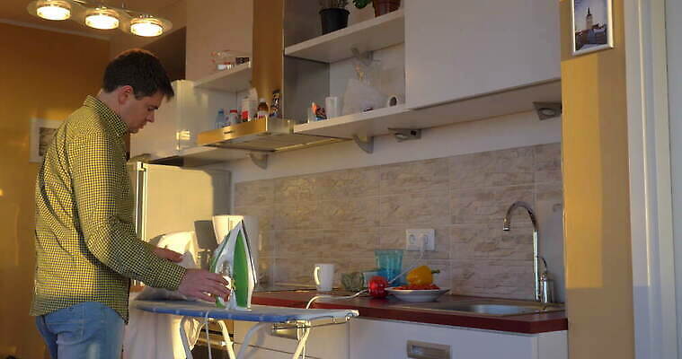 백인 1 라이프스타일 옷 남자 셔츠 가사 가정 탁자 주택 기술 실내 서기 사람 성인 사람없음 일상 옆모습 기계 장비 흰색 업무 철 각도 언론 다리미질 4K MOV 해외동영상 클립영상 서양인 뷰포인트 컬러 가구 상의 모션 내부 건물 라이프 생활 작업 동영상 파일형식