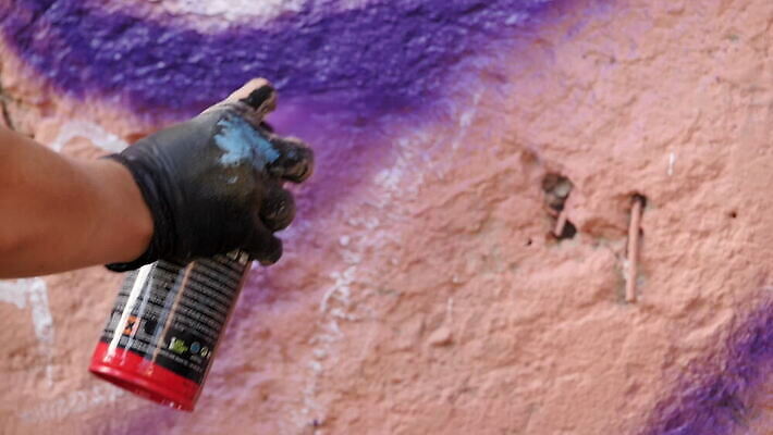 라이프스타일 손 디자인 남자 문화 벽 컬러 백그라운드 컨셉 패턴 벽지 표면 추상 벽돌 거리 미술 사람 사람없음 컬러풀 페인트 도시 업무 거친 그래피티 심볼 그림 질감 예술가 화가 분무기 그런지 불법 실행 에어로졸 옛날 콘크리트 스타일 MOV 해외동영상 클립영상 직업 무늬 문화예술 생활 신체부위 작업 범죄 낙서 동영상 파일형식