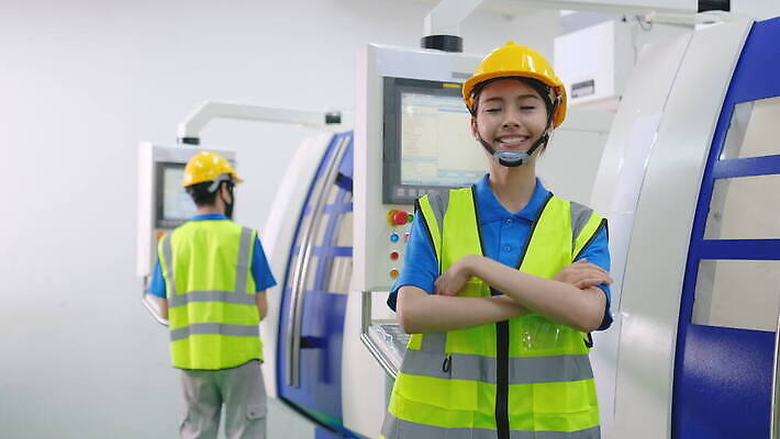 식물 직업 산업 비즈니스 공장 노동자 직장 실내 서기 미소 안전 사람 두명 모니터 기계 장비 과학기술 자신감 수술 기술자 엔지니어 어플리케이션 제조 보호 안전모 헬멧 창고 시설 경영자 감독관 공학 유지 개발 자동 제어 체크리스트 프로그래밍 4K MOV 해외동영상 클립영상 교육 감정 컨셉 회사 공업 의학 모션 기술 표정 내부 치료 컴퓨터 작업 안전장비 보호장비 리더 동영상 파일형식