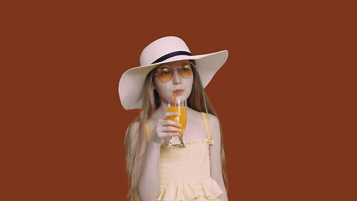 백인 손 여자 행복 얼굴 음료 어린이 컬러 백그라운드 컨셉 오렌지 과일 유리 휴가 휴식 귤 건강 한명 금발 선글라스 주스 신선 잡기 칵테일 우아함 갈증 상쾌 밀짚 여름옷 고립 적갈색 스타일 카피스페이스 MOV 해외동영상 클립영상 서양인 1 헤어스타일 옷 감정 안경 모션 재질 주류 사람 신체부위 갈색 공백 짚 동영상 파일형식 여름_계절