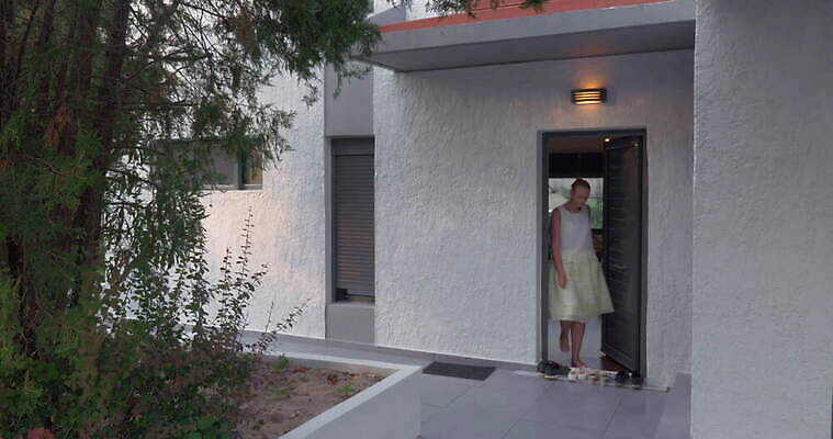 백인 1 외관 여자 여행 신발 호텔 휴가 휴식 아파트 주택 부츠 사람 성인 사람없음 야외 건물 여행객 문 산책 흰색 오픈 닫기 주말 조심 대여 돌봄 떠남 렌탈 임대 정리함 착용 호스텔 4K MOV 해외동영상 클립영상 서양인 건축물 컬러 컨셉 모션 숙소 경제 동영상 파일형식