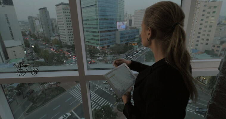 백인 응시 아시아 비즈니스 건축양식 창문 유리 거리 서울 파노라마 사람 성인 사람없음 컴퓨터 도시풍경 태블릿 터치패드 알약 디지털 도시 비즈니스우먼 메시지 이메일 저녁 바쁨 타입 패드 배려 터치스크린 4K MOV 해외동영상 클립영상 서양인 시선 여자 건축 나라 재질 한국 촬영기법 풍경 전자제품 스마트기기 약 직장인 야간 동영상 파일형식