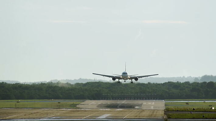 여행 백그라운드 날개 교통시설 하늘 아침 거리 비행기 사람없음 안개 중앙 공항 땅 쌍둥이 도착 항공 속도 비행선 상업 제트기 승객 엔진 기어 대패 마지막 착륙 접근 항공사 4K MOV 해외동영상 클립영상 주간 산업 교통 가족 항공교통 날씨 대중교통 시설 동영상 파일형식