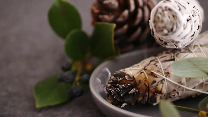 요가 휴식 여러명 사람없음 치료 미국 에너지 마법사 약재 흰색 의식 연기 약초 샌들 신비 인도인 청소 보따리 향기 아로마 마법 아로마테라피 내추럴 연소 세이지 자연요법 초능력 4K MP4 해외동영상 클립영상 외국인 웰빙 컬러 다수 신발 컨셉 북아메리카 의학 사람 동양인 약 풀_식물 냄새 테라피 동영상 파일형식