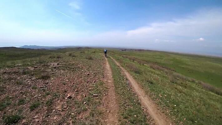 1 라이프스타일 도로 스포츠 여행 밭 자국 자연 하늘 사람 경사 사람없음 야외 계곡 자전거 봄 새벽 사막 소 승차 헬멧 언덕 속도 순환 먼지 지역 라이더 바이킹 스텝 카자흐스탄 알마티 MP4 해외동영상 클립영상 자연요소 계절 아시아 길 농업 포유류 교통시설 모션 생활 바이크 보호장비 생태계 동영상 파일형식