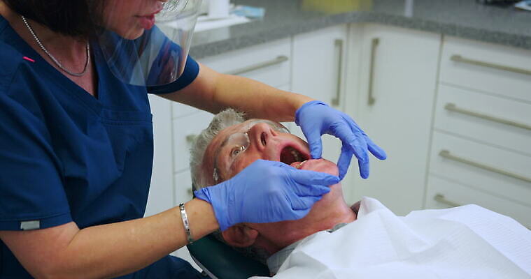 백인 응시 여자 노년 남자 중년 장갑 영국 잉글랜드 실내 작업복 사람 두명 건강관리 기댐 터치 환자 치과의사 치과용품 70대 서식스 4K MOV 해외동영상 클립영상 서양인 시선 잡화 옷 유럽 의학 모션 건강 관리 성인 내부 의사 의료용품 동영상 파일형식