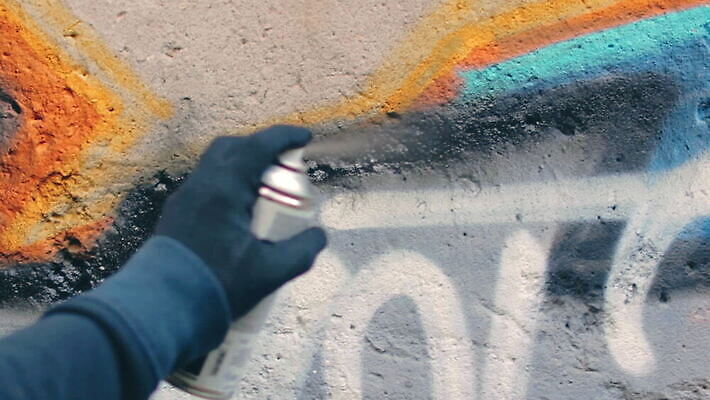 남자 벽 거리 한명 사람 청년 야외 페인트 손상 자유 도시 범죄 그래피티 그림 스프레이 화가 분무기 에어로졸 항의 MOV 해외동영상 클립영상 직업 1 컨셉 성인 낙서 동영상 파일형식