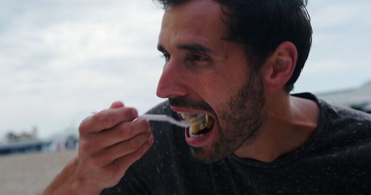 커플 여자 남자 음식 남편 영국 야외 두명 식사 아내 먹기 흐림 점심식사 서식스 4K MOV 해외동영상 클립영상 유럽 관계 모션 날씨 사람 동영상 파일형식