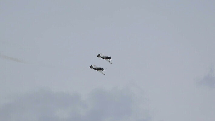 구름 하늘 비행기 안테나 사람없음 파란색 세계 힘 수확 골동품 역사 작음 파일럿 공군 항공 복고 군용 프로펠러 전쟁 쇼 해군 제트기 에어쇼 대패 옛날 착륙 폭격기 MOV 해외동영상 클립영상 자연요소 직업 무기 컬러 농업 통신 항공교통 대중교통 군대 크기 동영상 파일형식