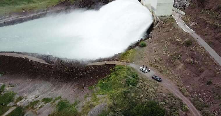 산업 선 벽 자연 하늘 산 사람 풍경 사람없음 야외 물 강 환경 힘 폭포 흐름 에너지 저수지 개울 보호 댐 홍수 분수 분무기 공학 해고 드론 수력발전 전국 카자흐스탄 콘크리트 특별함 그리너리 4K 알마티 MP4 해외동영상 클립영상 자연요소 공공시설 교육 아시아 컨셉 비즈니스 발전 자연재해 생태계 동영상 수력에너지 파일형식 트랜드컬러