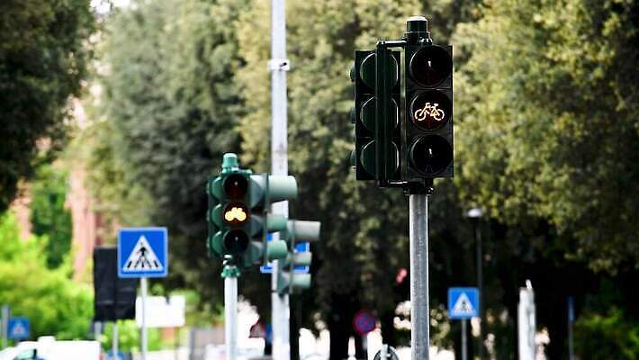 도로 교통시설 거리 사람없음 야외 도시 신호등 4K MP4 해외동영상 클립영상 길 교통 시설 동영상 파일형식