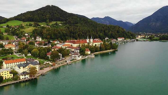 나무 유럽 호수 여행 자연 하늘 산 독일 파노라마 사람없음 야외 물 파란색 관광지 교회 마을 보트 언덕 장면 타운 바이에른 바이에른사람 산맥 4K MP4 해외동영상 클립영상 자연요소 식물 나라 컬러 배_교통 종교건축 촬영기법 건물 도시 생태계 동영상 파일형식