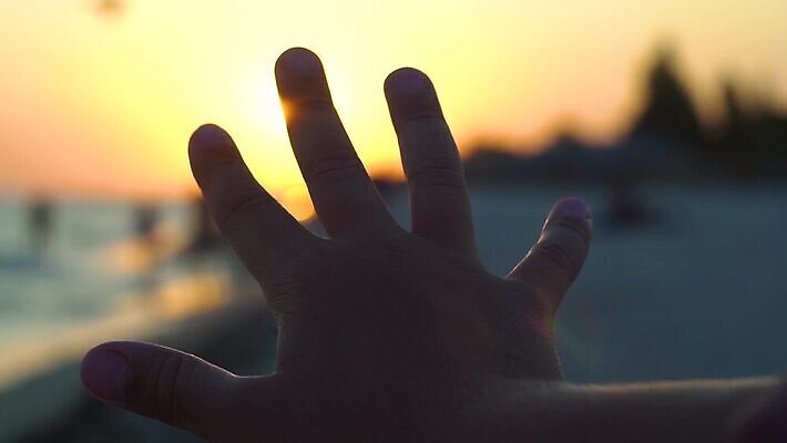 라이프스타일 손 실루엣 어린이 바다 손가락 하늘 한명 햇빛 태양 일몰 광 블러 MOV 해외동영상 클립영상 자연요소 1 촬영기법 사람 생활 신체부위 노을 동영상 파일형식