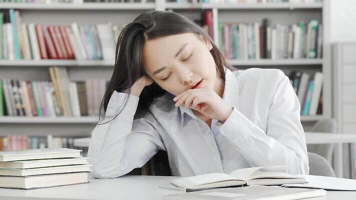 학생 라이프스타일 여자 교육 청소년 실내 피곤 한명 10대 책 공책 시험 잠 도서관 대학교 4K MOV 해외동영상 클립영상 1 컨셉 학교 문구용품 사람 내부 생활 동영상 파일형식