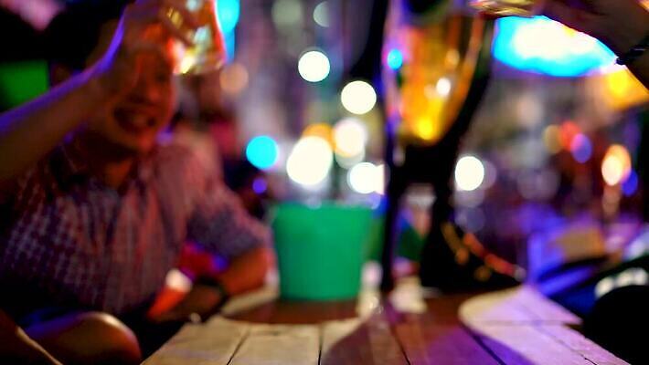 라이프스타일 디자인 컬러 백그라운드 크리스마스 비즈니스 모션 유리 탁자 추상 휴가 새해 거리 주류 실내 사람 이벤트 장식 세명 빛 컬러풀 파티 식당 축제 어둠 축하 알코올 신선 칵테일 바 군중 야간 저녁 소프트포커스 만취 계산대 클럽 디스코 보케 서빙 블러 유흥 4K MP4 해외동영상 클립영상 자연요소 기념일 음료 음악 가구 컨셉 무늬 재질 촬영기법 내부 생활 상점 춤 동영상 술취함 파일형식