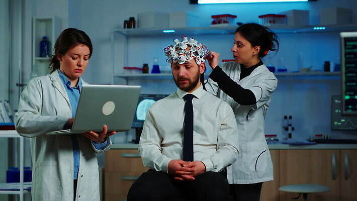 과학 건강 병원 실험 노트북 스터디 컴퓨터 약 머리 스크린 헤드폰 기계 장비 환자 의사 정보 마음 진화 실험실 질병 연구원 질문 과학자 분석 뇌 시설 하이테크 조절 개발 스캐너 4K MOV 해외동영상 클립영상 직업 음향기기 컨셉 의학 기술 신체부위 전자제품 학습 의료진 소방 동영상 학자 파일형식