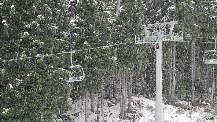 라이프스타일 스포츠 여행 겨울 의자 휴가 스키 산 사람 앉기 풍경 경사 사람없음 야외 추위 안개 가을 흰색 정상 숲 휴양지 상승 리프트 스키선수 지역 항공촬영 불가리아 선로 눈내림 4K 반스코 MP4 해외동영상 클립영상 계절 뷰포인트 컬러 가구 컨셉 모션 날씨 겨울스포츠 운동선수 눈_날씨 생활 장소 동영상 파일형식 남유럽