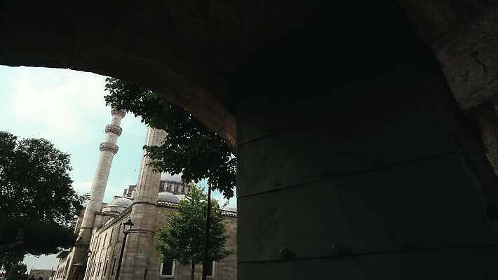 구름 유럽 포스터 아시아 종교 문화 여행 건축양식 휴가 이스탄불 뿔 파노라마 풍경 사람없음 파란색 도시풍경 탑 도시 역사 황금 이슬람교 모스크 엽서 신성 동쪽 칠면조 랜드마크 숭배 옛날 제국 콘스탄티노플 4K MP4 튀르키예 해외동영상 클립영상 자연요소 건축물 건축 나라 컬러 조류 촬영기법 편지 방향 동영상 파일형식