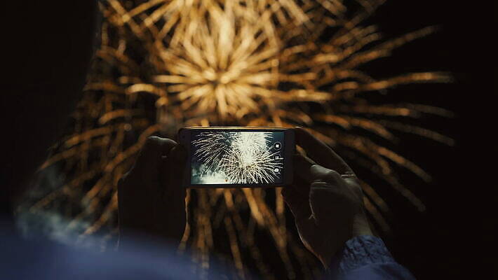 기념일 남자 백그라운드 크리스마스 하늘 불 모바일 휴가 불꽃 새로움 기념 폭죽 불꽃놀이 관리 사람 이벤트 사람없음 빛 스마트폰 핸드폰 파티 카메라 디지털 스크린 사진촬영 축제 축하 도시 생일 야간 소프트포커스 폭발 전화기 전자 파열 7월 광 셀룰러 4K MOV 해외동영상 클립영상 자연요소 컨셉 놀이 촬영기법 전자제품 스마트기기 촬영 날짜 동영상 파일형식