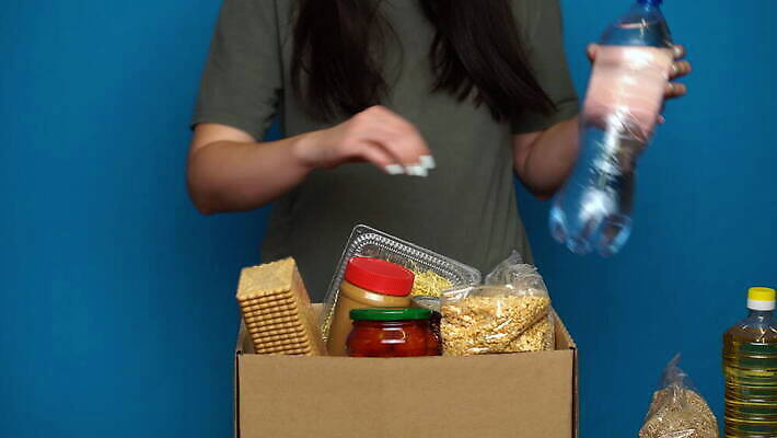 잡화 음식 컨셉 크리스마스 휴가 관리 선물 사람 사람없음 상자 봉사 도움 캔 컨테이너 가난 서비스 준비 주기 커뮤니티 짐싸기 기부 난민 판지 돌봄 소셜 자선 항목 헬프 공급 동정 자선단체 코로나바이러스 4K MOV 해외동영상 클립영상 기념일 산업 모션 그룹 바이러스 동영상 파일형식