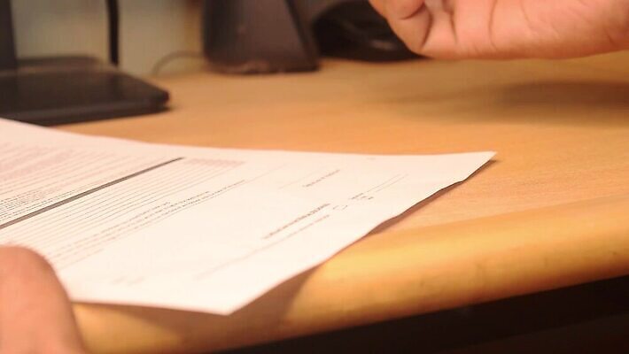 직업 손 교육 남자 종이 백그라운드 비즈니스 텍스트 탁자 직장 한명 사람 성인 사람없음 사무실 펜 잡기 작업 비즈니스맨 전문직 편지 고객 심볼 책상 계약 체크표시 서비스 보고서 문서 페이지 결재 서명 설문지 세금 정보매체 체크리스트 여자한명만 MP4 해외동영상 클립영상 1 가구 회사 모션 신체부위 필기구 직장인 확인 동영상 여자만 파일형식