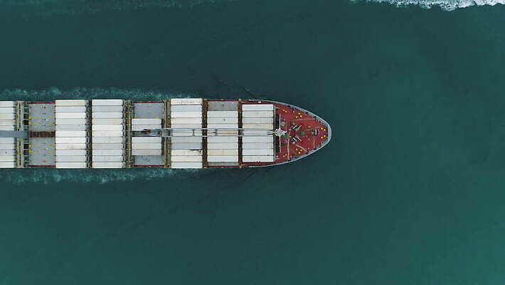 산업 바다 교통시설 안테나 사람없음 세로 화물 보트 보행로 컨테이너 화물선 무역 함선 물류 수입 조감도 4K MOV 해외동영상 클립영상 길 교통 배_교통 통신 운송업 시설 동영상 파일형식