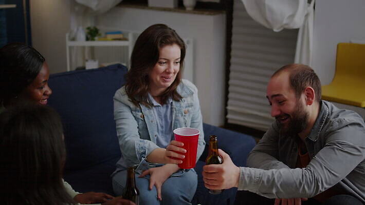 행복 음악 음식 흑인 거실 통신 유리 함께함 말하기 대화 웃음 사람 사람없음 30대 친구 소파 파티 우정 모임 마시기 알코올 잡기 야간 연결 건배 주말 테이크아웃 나눔 다민족 소셜 채팅 유흥 혼혈 사교적 4K MOV 해외동영상 클립영상 자연요소 서양인 감정 컨셉 의자 관계 모션 재질 문화예술 표정 이벤트 장년 다문화 동영상 파일형식