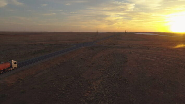 산업 도로 여행 교통시설 자동차 아침 거리 안테나 풍경 사람없음 태양 일출 일몰 운전 트럭 화물 시골 고속도로 황금 저녁 아스팔트 속도 상업 짐차 궤도 트레일러 물류 드론 스텝 4K MOV 해외동영상 클립영상 주간 자연요소 길 육상교통 교통 통신 모션 노을 운송업 야간 시설 동영상 파일형식