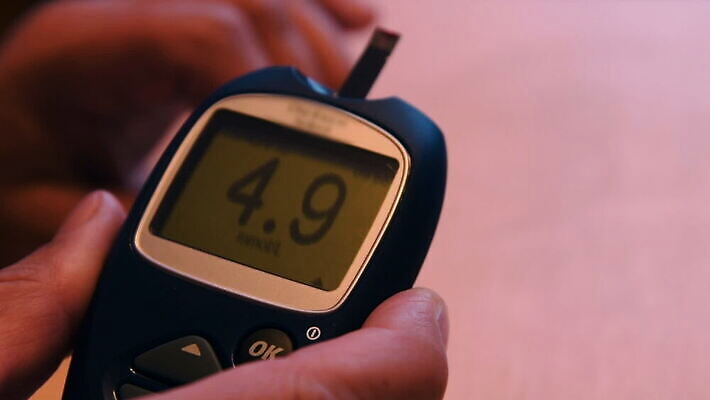 손 손가락 주택 건강 사람없음 신체부위 고통 장비 혈액 결과 질병 설탕 측정 당뇨병 돌봄 셀프 인슐린 제어 포도당 MOV 해외동영상 클립영상 감정 컨셉 의학 모션 사람 건물 동영상 파일형식