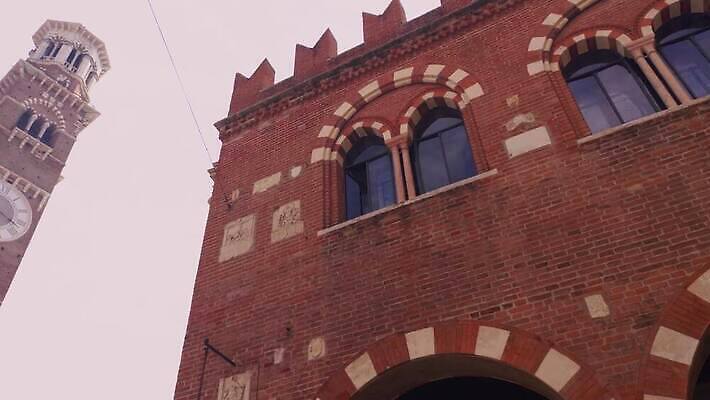 유럽 문화 여행 건축양식 하늘 안테나 미술 사람없음 건물 물 강 도시풍경 교회 평화 탑 이탈리아 골동품 도시 중세 역사 저녁 땅 언덕 정사각형 타운 천연기념물 랜드마크 로마인 르네상스 베로나 옛날 사이프러스 4K MP4 해외동영상 클립영상 자연요소 도형 나무 건축물 건축 나라 컨셉 통신 종교건축 문화예술 인종 풍경 야간 동영상 파일형식