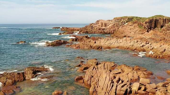 파도 바다 여행 자연 조류 하늘 안테나 풍경 사람없음 야외 물 여름 파란색 갈색 여행객 환경 호주 땅 머리위 암초 동영상 드론 해일 4K MP4 해외동영상 클립영상 자연요소 동물 계절 컬러 통신 사람 오세아니아 자연재해 생태계 파일형식
