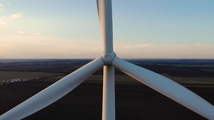 바다 자연 하늘 바람 사람없음 초록색 환경 힘 일몰 재활용 풍차 발전기 에너지 칼날 풍력에너지 역 에코 프로펠러 회전 세대 유지 내추럴 혁명 드론 생태학 우크라이나 조감도 오데사 4K MP4 해외동영상 클립영상 자연요소 교육 유럽 컬러 컨셉 교통시설 날씨 노을 발전소 그린에너지 친환경 생태계 동영상 파일형식