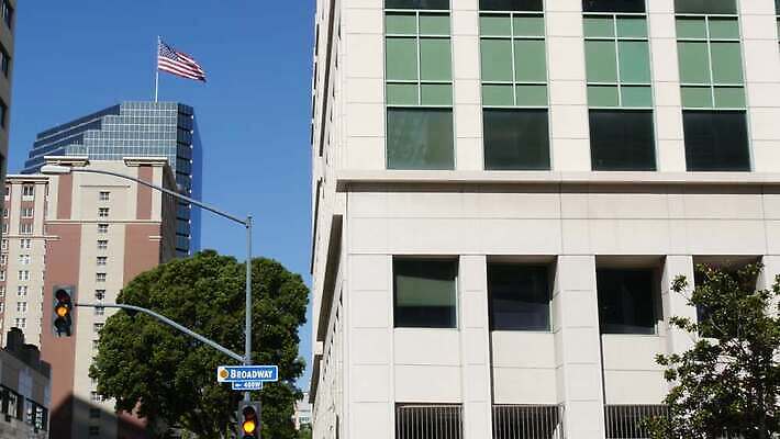접시 배너 길 건축양식 텍스트 교통시설 거리 간판 사람없음 건물 단어 도시풍경 미국 운전 기둥 도시 표지판 이름 도심 이름표 교차로 심볼 메인 신호 캘리포니아 봉 규칙 타운 주소 타이틀 로스앤젤레스 길가 브로드웨이 산티아고 레터링 4K MP4 해외동영상 클립영상 문자 식기 건축물 건축 교통 북아메리카 모션 알림판 풍경 시설 동영상 파일형식