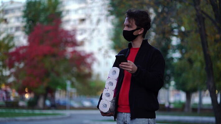 유럽 종이 텍스트 통신 모바일 건강 가면 한명 사람 스마트폰 핸드폰 쇼핑 약 건강관리 고통 터치 도시 조직 메시지 바이러스 보호 구매 질병 공포 돌봄 전염병 코로나바이러스 사회적거리두기 비어있는 4K 락다운 MOV 해외동영상 클립영상 1 감정 나라 캠페인 컨셉 의학 모션 관리 전자제품 스마트기기 동영상 파일형식