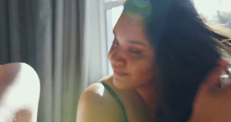 백인 긴머리 응시 여자 아프리카 갈색머리 실내 한명 미소 웃음 앉기 성인 두명 30대 빛 남아프리카 케이프타운 혼혈 4K 틸트업 MOV 해외동영상 클립영상 서양인 1 헤어스타일 시선 나라 모션 촬영기법 표정 사람 내부 장년 다문화 동영상 남아프리카공화국 파일형식