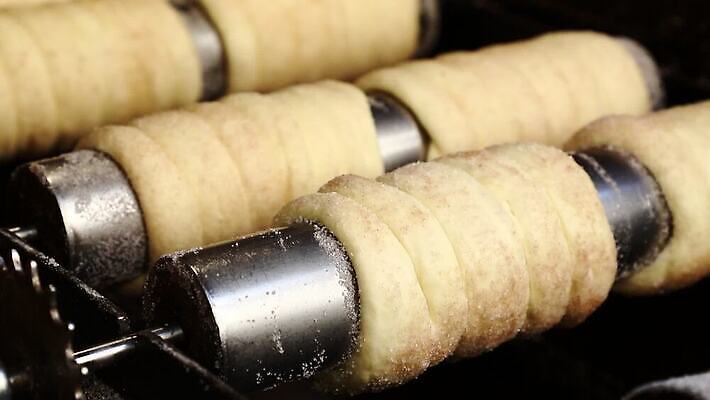 전통 유럽 음식 디저트 3 굴뚝 요리 사람없음 케이크 막대기 그룹 꼬치 오스트리아 달콤 그릴 설탕 굽기 먹기 준비 회전 날것 반죽 각도 롤 체코 프라하 헝가리 충동구매 대각선 슬로바키아 오리지널 인기 페스츄리 해로움 MOV 해외동영상 클립영상 나라 선 빵 컨셉 모션 주방용품 쇼핑 맛 구이 동영상 동유럽 과소비 파일형식