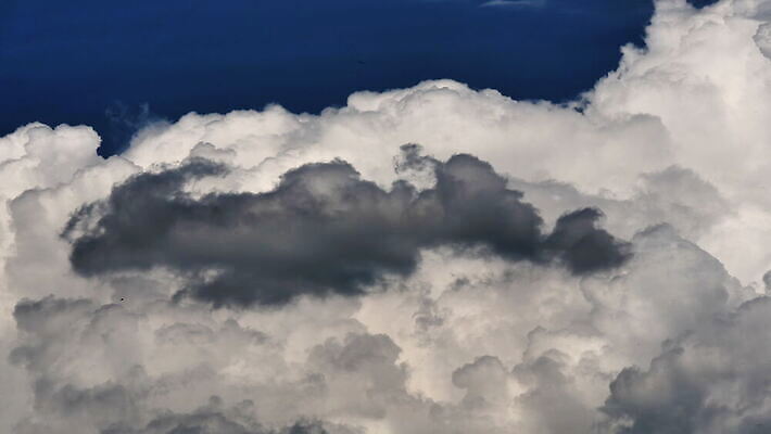 구름 컬러 백그라운드 자연 하늘 날씨 풍경 사람없음 야외 가로 여름 파란색 빛 햇빛 태양 우주 환경 흰색 전원 분위기 장면 천국 솜털 스카이라인 내추럴 오존 적란운 천창 유일 4K 타임랩스 MOV 해외동영상 클립영상 자연요소 계절 컨셉 촬영기법 전기에너지 생태계 동영상 파일형식 구름_자연