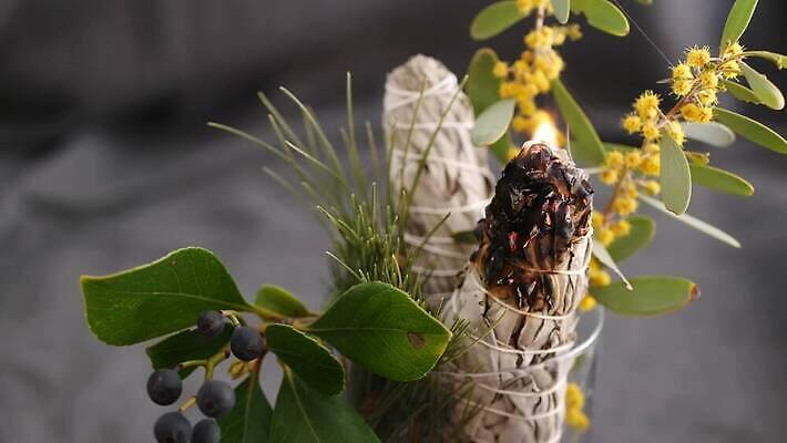 줄 포장 요가 휴식 사람없음 미국 에너지 흰색 닫기 연기 샌들 신비 인도인 청소 허브 향신료 보따리 향기 캘리포니아 아로마테라피 테라피 연소 세이지 자연요법 4K MP4 해외동영상 클립영상 외국인 식물 웰빙 컬러 신발 컨셉 북아메리카 모션 동양인 뷰티 냄새 동영상 향미료 파일형식