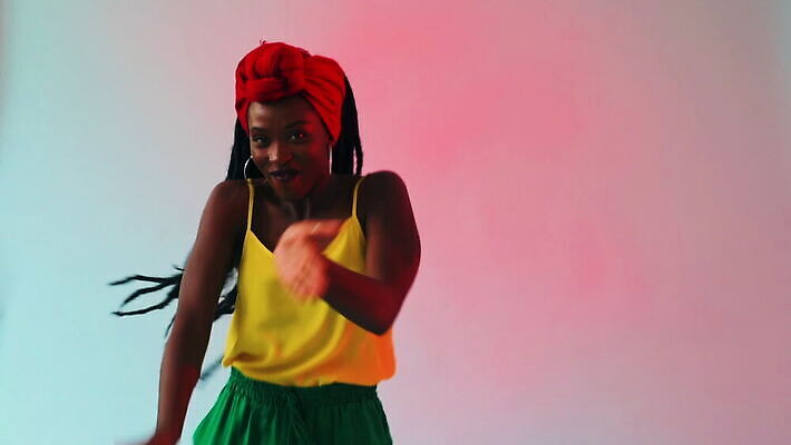 스튜디오촬영 라이프스타일 웰빙 여자 음악 청소년 미소 웃음 두명 10대 빨간색 활발 연주자 댄서 신선 유머 정상 터번 성인여자만 MOV 해외동영상 클립영상 직업 감정 컬러 컨셉 문화예술 실내 표정 사람 생활 음악가 머리장식 동영상 여자만 성인만 파일형식