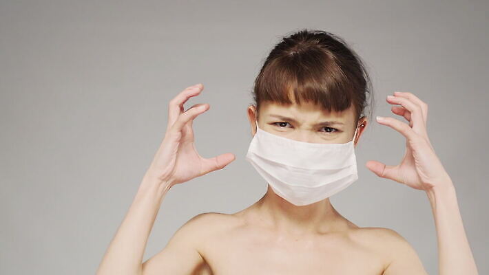 백인 여자 얼굴 컨셉 실내 건강 가면 한명 사람 성인 뷰티 고통 의사 분노 흰색 오염 바이러스 보호 질병 예방 감염 먼지 알레르기 고립 비명 셀프 심각 전염병 코로나바이러스 4K MOV 해외동영상 클립영상 서양인 1 감정 컬러 의학 내부 신체부위 의료진 동영상 파일형식