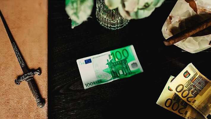 직업 손 남자 종이 백그라운드 지폐 돈 비즈니스 성공 사람 정장 사람없음 금융 사무실 검은색 어둠 거래 저축 유로 잡기 악단 비즈니스맨 시장 재산 고급 구매 책상 주기 투자 만들기 결제 딜러 계산서 단검 월급 빚 마피아 부정부패 세금 카운트 4K MP4 해외동영상 클립영상 옷 무기 음악 컬러 가구 컨셉 모션 신체부위 경제 쇼핑 직장인 검 동영상 파일형식