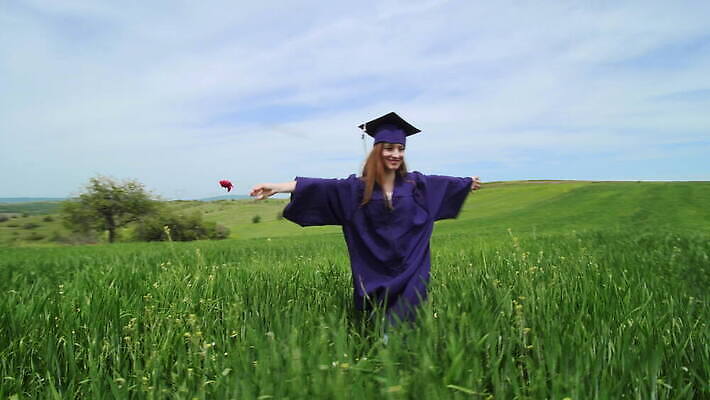 모자 학생 공원 여자 교육 행복 컨셉 밭 졸업 자연 하늘 성공 미래 한명 미소 초원 야외 파란색 달리기 축하 가운 졸업장 싱글 흥분 대학교 회전 총각 캡모자 혼자 가상 4K MOV 해외동영상 클립영상 모자_잡화 1 잡화 옷 공공시설 감정 컬러 농업 학교 모션 표정 사람 생태계 동영상 파일형식
