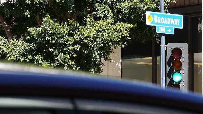 나무 접시 배너 도로 길 컬러 텍스트 교통시설 거리 간판 사람없음 건물 단어 도시풍경 미국 기둥 도시 표지판 이름 도심 이름표 교차로 메인 캘리포니아 봉 규칙 타운 주소 타이틀 로스앤젤레스 길가 브로드웨이 산티아고 4K MP4 해외동영상 클립영상 식물 문자 식기 건축물 건축 교통 북아메리카 알림판 풍경 시설 동영상 파일형식