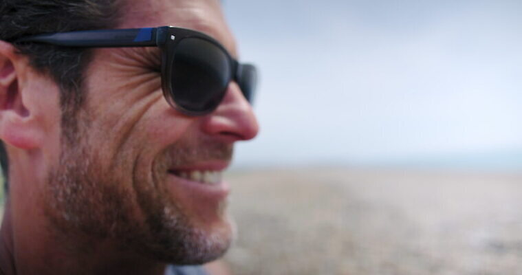 바다 휴가 영국 한명 미소 야외 옆모습 아웃포커스 선글라스 닫기 명상 도피 서식스 4K MOV 해외동영상 클립영상 1 유럽 안경 뷰포인트 모션 촬영기법 표정 사람 동영상 파일형식