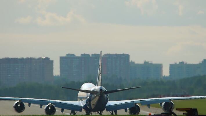실루엣 여행 날개 교통시설 하늘 휴가 비행기 사람없음 파란색 태양 일몰 안개 화물 떨어짐 공항 화물선 항공 출발 상업 제트기 승객 이륙 엔진 대패 항공사 4K MOV 해외동영상 클립영상 자연요소 산업 컬러 교통 컨셉 배_교통 항공교통 날씨 대중교통 촬영기법 노을 운송업 시설 동영상 파일형식