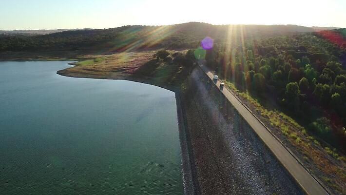 라이프스타일 유럽 도로 호수 바다 여행 교통시설 자동차 자연 하늘 거리 안테나 파노라마 사람없음 야외 물 환경 캠핑 운전 시골 저수지 고속도로 승차 댐 포르투갈 승합차 언덕 항공촬영 구름다리 드론 소셜 카라반 4K MOV 해외동영상 클립영상 자연요소 공공시설 나라 길 육상교통 뷰포인트 교통 통신 모션 승용차 레저 촬영기법 생활 다리_건축물 시설 생태계 캠핑카 동영상 파일형식