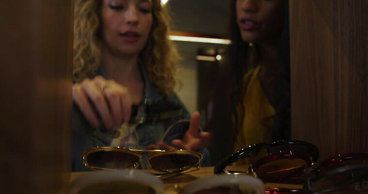 백인 여자 안경 관계 청소년 영국 잉글랜드 선반 실내 사람 동양인 20대 두명 쇼핑 선글라스 유행 상점 우정 선택 런던 부티크 성인여자만 4K MOV 해외동영상 클립영상 서양인 잡화 유럽 가구 컨셉 인종 청년 내부 친구 동영상 여자만 성인만 파일형식