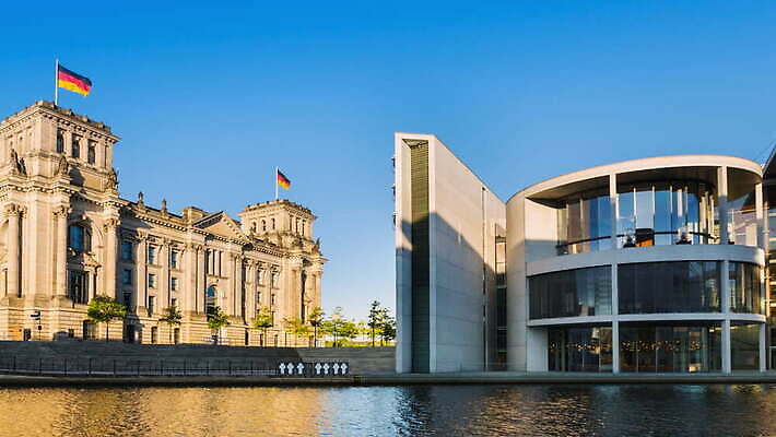 건축양식 하늘 독일 사람없음 야외 건물 관광지 강 반사 역사 신분 베를린 랜드마크 패닝샷 4K 타임랩스 MOV 해외동영상 클립영상 건축물 건축 유럽 여행 촬영기법 동영상 파일형식