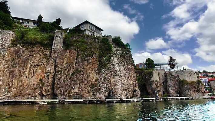 전통 유럽 문화 호수 여행 건축양식 자연 하늘 산 항해 풍경 사람없음 건물 물 여름 도시풍경 바위 도시 사찰 보트 중세 승차 크루즈 심볼 언덕 수도원 랜드마크 마케도니아 발칸반도 옛날 1인칭시점 4K MP4 해외동영상 클립영상 자연요소 건축물 시선 계절 건축 나라 배_교통 종교건축 모션 돌_바위 역사 생태계 동영상 파일형식 남유럽
